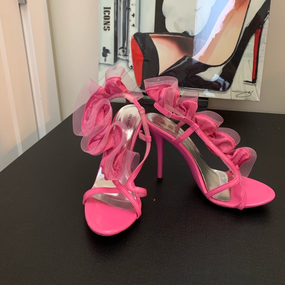 2️⃣1️⃣ Beautiful hot pink Barbie heels